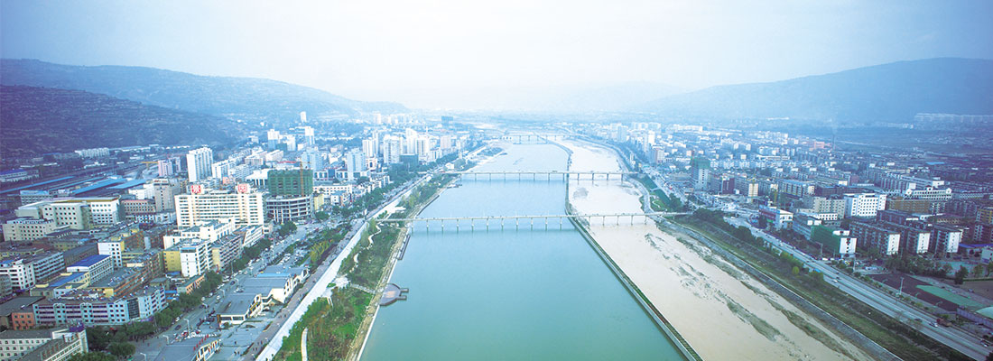 水是人類(lèi)生產(chǎn)和生活必不可少的寶貴資源，但其自然存在的狀態(tài)并不完全符合人類(lèi)的需要。只有修建水利工程，才能控制水流，防止洪澇災(zāi)害，并進(jìn)行水量的調(diào)節(jié)和分配，以滿(mǎn)足人民生活和生產(chǎn)對(duì)水資源的需要。