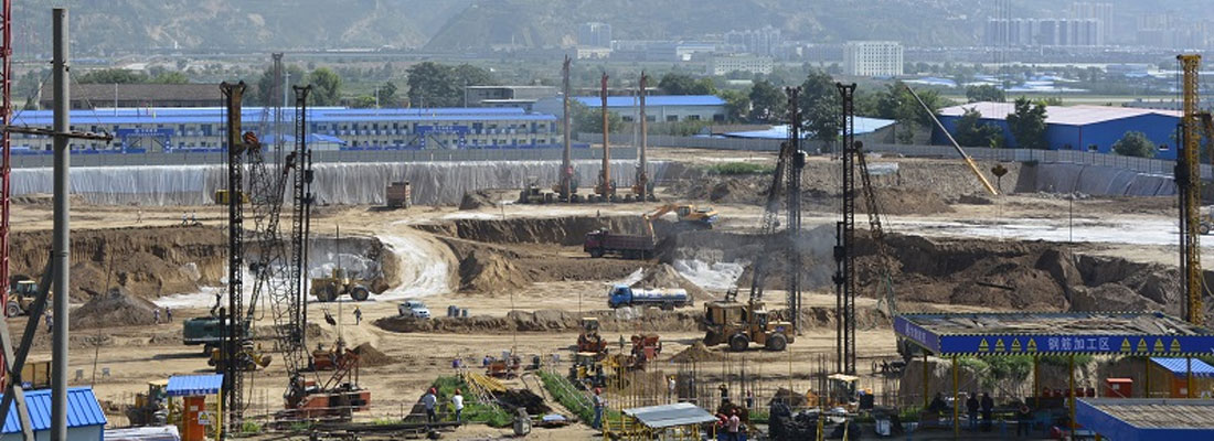 建筑埋在地面以下的部分稱(chēng)為基礎(chǔ)。承受由基礎(chǔ)傳來(lái)荷載的土層稱(chēng)為地基，位于基礎(chǔ)底面下第一層土稱(chēng)為持力層，在其以下土層稱(chēng)為下臥層。地基和基礎(chǔ)都是地下隱蔽工程，是建筑物的根本，它們的勘察、設(shè)計(jì)和施工質(zhì)量關(guān)系到整個(gè)建筑的安全和正常使用。