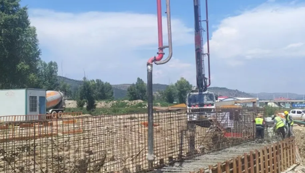 近日，康樂(lè)縣北濱河路建設(shè)項(xiàng)目康美橋0#蓋梁砼澆筑拉開(kāi)帷幕。此次橋臺(tái)澆筑為后續(xù)橋梁架設(shè)筑牢根基，直接關(guān)系道路通車(chē)節(jié)點(diǎn)，是項(xiàng)目建設(shè)中具有里程碑意義的關(guān)鍵一步。施工現(xiàn)場(chǎng)，工人師傅們?cè)谧鳂I(yè)區(qū)內(nèi)有條不紊地完成綁